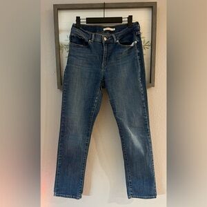 Woman’s Levi’s classic straight leg size 4
